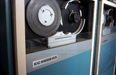 Mehrere Magnetbandspeicher EC5002.03 einer ESER Rechenanlage