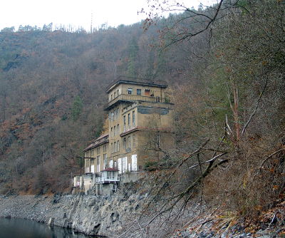 Das Conrod Wasserkraftwerkes in Thüringen bei abgesenktem Wasserspiegel im November 2018