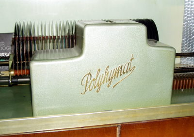Schriftzug Polyhymat am Modell 80A