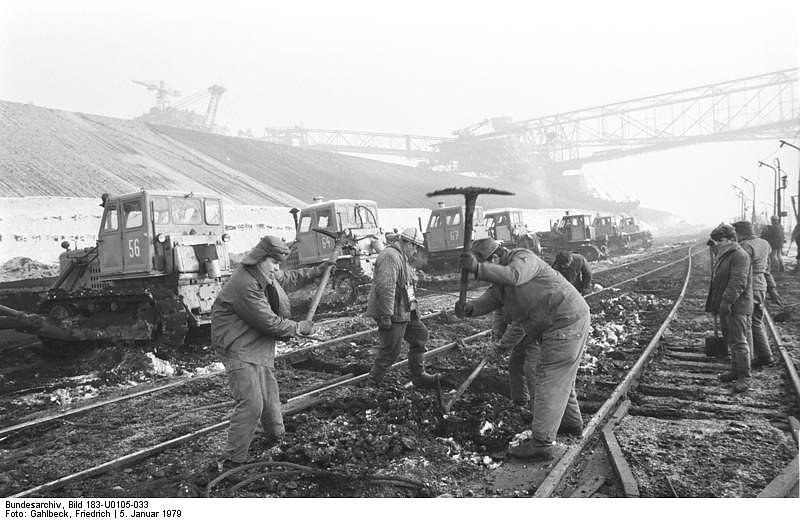 Rücken eines Weichenpostens im Kohleflöz des Tagebaus Espenhain
				am 5. Januar 1978