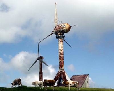 Windkraftanalgen im Semenic Gebirge (Banat) in Rumänien. Zu sehen sind zwei stillgelegte Windräder auf einem Berg in 1350m Höhe