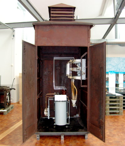 Restauriertes Stromhäuschen aus dem Thüringer Elektromuseum in der Ausstellung Erlebnis-Industriekultur 2018 in der Shedhalle Pößneck