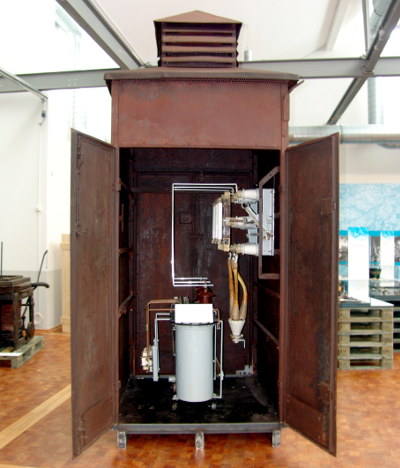 Stromhäuschen in der Ausstellung Erlebnis-Industriekultur in Pößneck Restauriertes Stromhäuschen aus dem Thüringer Elektromuseum in der Ausstellung Erlebnis-Industriekultur 2018 in der Shedhalle Pößneck