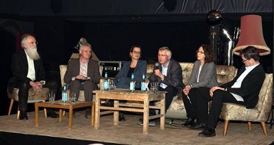 Teilnehmer der Podiumsdiskussion zur Museumsperspektive 2025 auf der Bühne des Clubs Kalif Storch in Erfurt