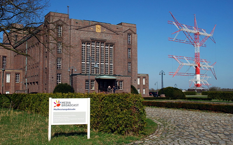 Großfunkstelle Nauen mit Sendegebäude Muthesiusbau und Kurzwellen Sendeantenne